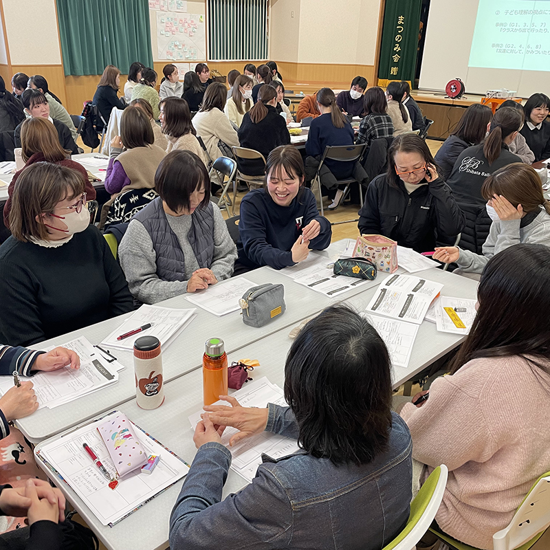 先輩・後輩保育者と共に行う保育の振り返り